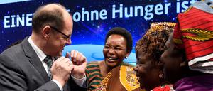 Bevor der Agrarministergipfel losging, unterhielt sich Landwirtschaftsminster Christian Schmidt (CSU) mit kenianischen Landfrauen am Stand des Entwicklungsministeriums. 