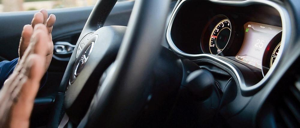 Freie Hand. Wie schnell der Fahrer bei Störungen wieder ans Steuer greifen muss, bleibt weiter unklar.