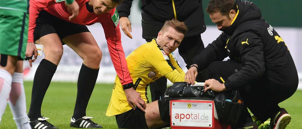 Spuren hinterlassen. Marco Reus lässt sich nach dem Foul von Drobny behandeln.