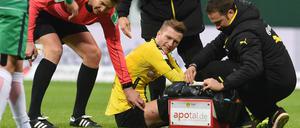Spuren hinterlassen. Marco Reus lässt sich nach dem Foul von Drobny behandeln.