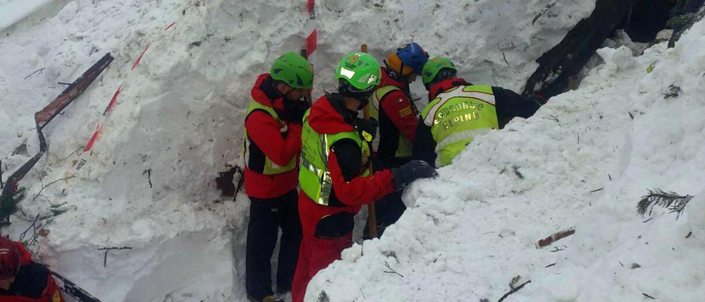 Rettungskräfte arbeiten an dem Hotel Rigopiano, dass von einer Lawine verschüttet wurde, Farindola (Italien).