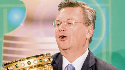 Reinhard Grindel begeistert sich sehr für große Pokalwettbewerbe.