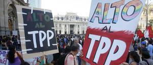 Mit Plakaten und Transparenten demonstrieren Teilnehmer einer Kundgebung in Santiago de Chile gegen das transpazifische Handelsabkommen TPP.