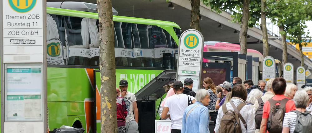 Immer mehr Reisende bevorzugen den günstigen Fernbus. Doch die Infrastruktur der Bahnhöfe wie hier in Bremen ist oft mangelhaft. 