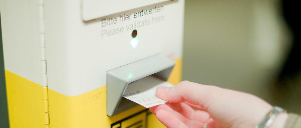 Billiges Ticket. Das Sozialticket kostet bald weniger.