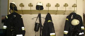 Einsatzbereit. Uniformen der Berliner Feuerwehr.