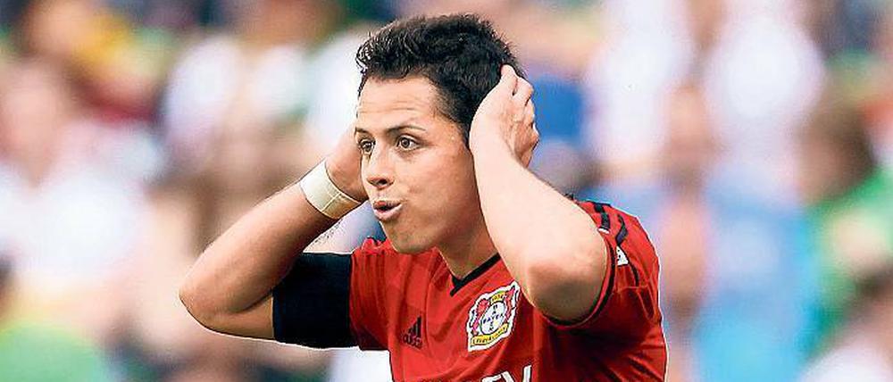 "Die Verknallerbse". So betitelte der "Express" den Stürmer Javier Hernández, nachdem er wieder einen Elfer verschossen hatte.