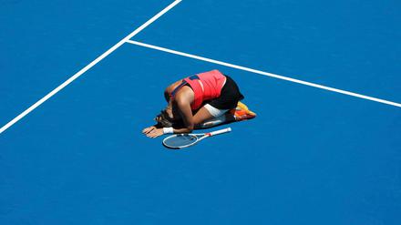 Zum Niederknien. Mirjana Lucic-Baroni feiert ihren Sieg.