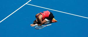 Zum Niederknien. Mirjana Lucic-Baroni feiert ihren Sieg.