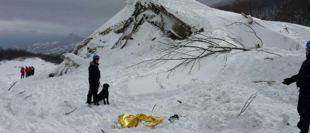 Italienische Rettungskräfte vom "Corpo Nazionale Soccorso Alpino e Speleologico" im Einsatz.