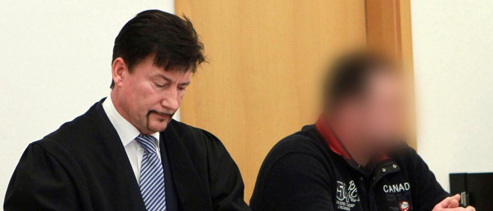 Der angeklagte Jäger Alexander R. (r) im Amtsgericht Nauen (Brandenburg) neben seinem Anwalt Harald Krömling.