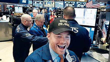 Große Freude. Börsianer jubeln über den Kurssprung an der Wall Street. 