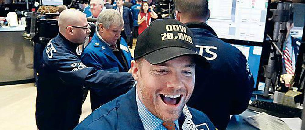 Große Freude. Börsianer jubeln über den Kurssprung an der Wall Street.