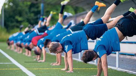 Mühen der Ebene. Bei den Amateuren, wie denen des BV Altenessen (Kreisliga), kommt vom vielen TV-Geld nichts an. Foto: dpa/Vennenbemd