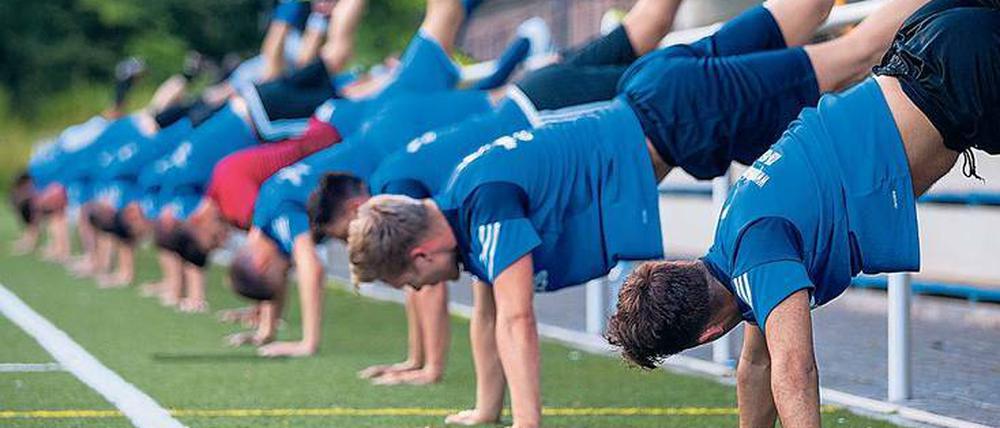 Mühen der Ebene. Bei den Amateuren, wie denen des BV Altenessen (Kreisliga), kommt vom vielen TV-Geld nichts an. Foto: dpa/Vennenbemd