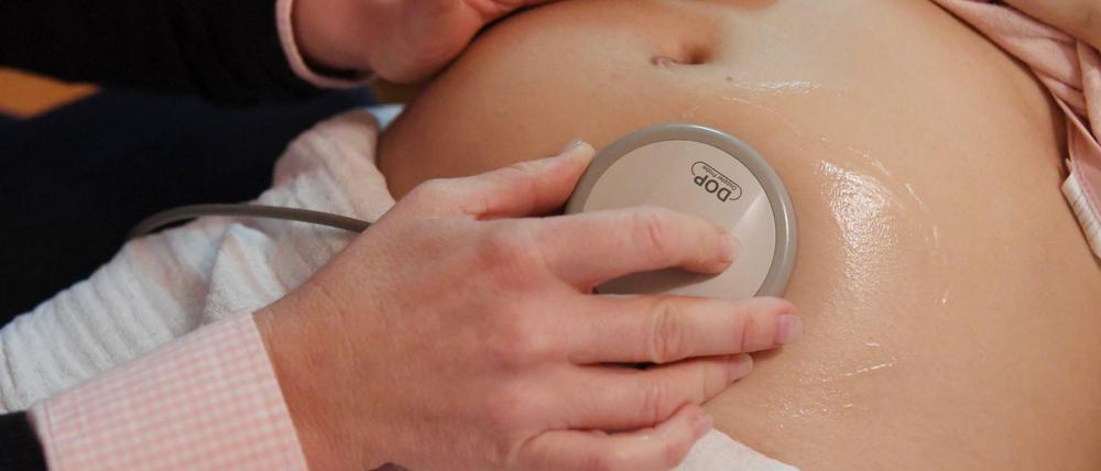 Gesundheitsminister Gröhe will, dass schwangere Frauen auch in Privatkassen vor Verdienstausfall geschützt sind.