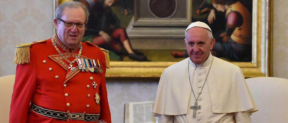 Robert Matthew Festing, Großmeister der Malteser, bei einer privaten Audienz bei Papst Franziskus im Juni 2016.