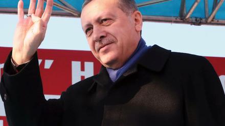 Gruß ans Volk: Im April sollen die Türken über die Einführung des Präsidialsystems abstimmen, das Präsident Erdogan weitreichende Befugnisse erteilen würde. 