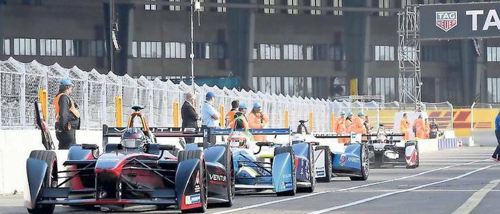 Abschied von der Karl-Marx-Allee. Die Elektroautos sollen am 10. Juni wieder in Tempelhof flitzen.