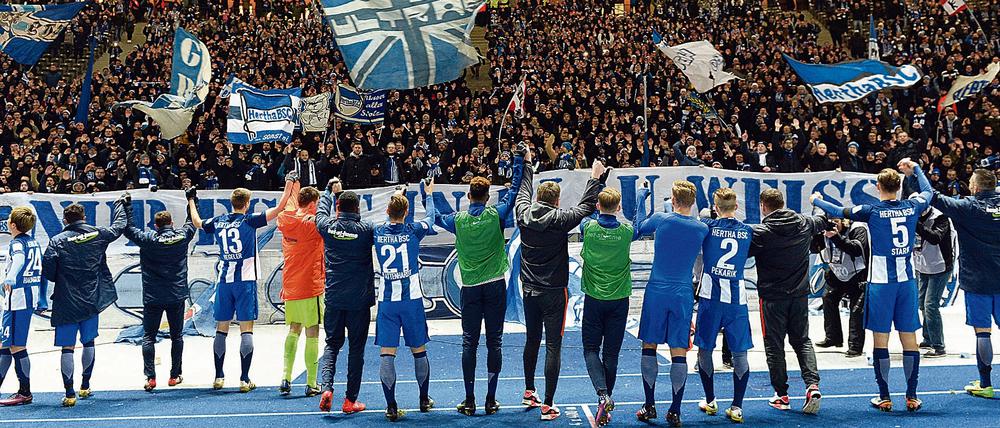 Das wird unser Autor vermissen. Herthas Spieler feiern mit den Fans in der Ostkurve.
