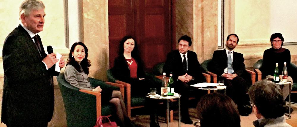 Glücklich im Exil: Italiens Botschafter Pietro Benassi begrüßt seine Gäste Alessandra Buonanno, Elena Torlai Triglia, Massimo Moraglio und Eleonora Rivalta (von links nach rechts, in der Mitte Moderator Matteo Pardo)
