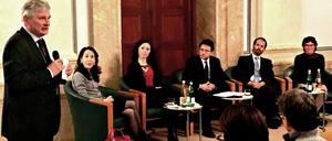 Glücklich im Exil: Italiens Botschafter Pietro Benassi begrüßt seine Gäste Alessandra Buonanno, Elena Torlai Triglia, Massimo Moraglio und Eleonora Rivalta (von links nach rechts, in der Mitte Moderator Matteo Pardo) 
