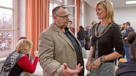 Schulleiterin Miriam Pech und Reinhard Garske vom Pankower Wirschaftskreis.