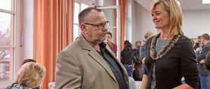 Schulleiterin Miriam Pech und Reinhard Garske vom Pankower Wirschaftskreis.