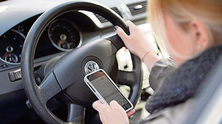 Das kostet. Wer das Handy beim Autofahren nutzt, muss bisher 60 Euro zahlen.