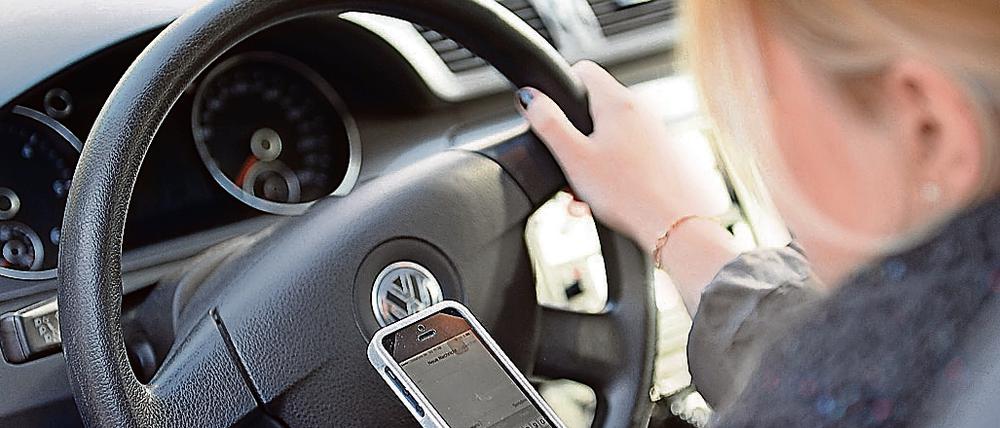 Das kostet. Wer das Handy beim Autofahren nutzt, muss bisher 60 Euro zahlen.