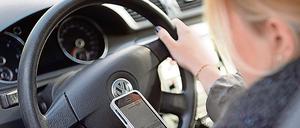 Das kostet. Wer das Handy beim Autofahren nutzt, muss bisher 60 Euro zahlen.