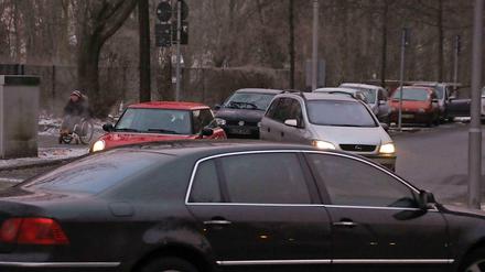 Wie hier vor der Schule an der Pulvermühle verursachen Eltern früh gegen acht Uhr oft ein Verkehrschaos.