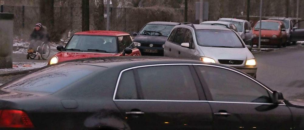 Wie hier vor der Schule an der Pulvermühle verursachen Eltern früh gegen acht Uhr oft ein Verkehrschaos.