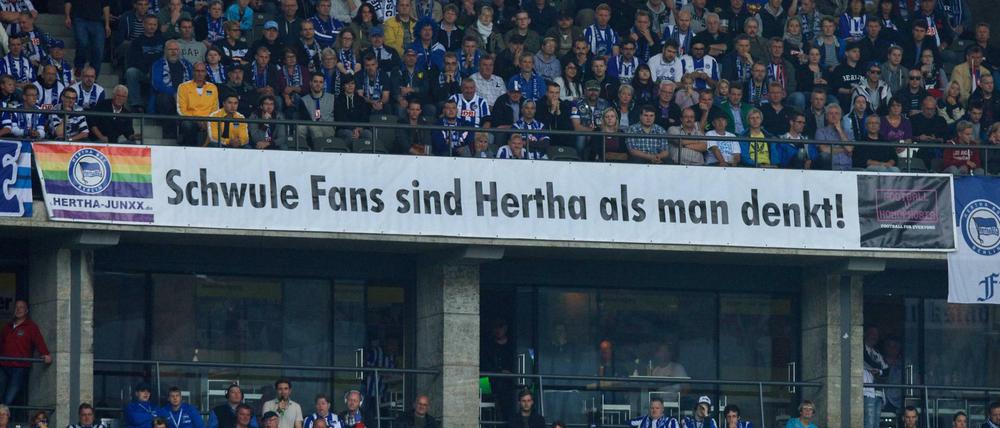 Ha, homo, he - Hertha BSC! Die Hertha Junxx zeigen Flagge.