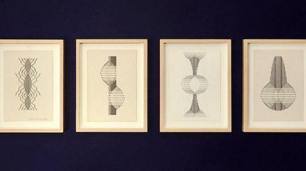 Die Motive von Ruth Wolf-Rehfeldt bestehen aus Hunderten von Buchstaben. Installationsansicht aus der Ausstellung "Klappe eins, Affe tot" in den Kunstsaelen Berlin.