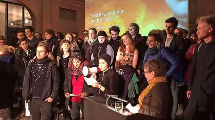 Pro Andrej Holm. Studierende beim Protest während des Salons Sophie Charlotte mit Sabine Kunst, Präsidentin der Humboldt-Universität.