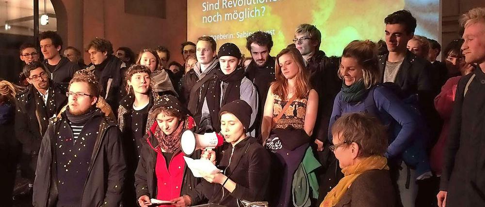 Pro Andrej Holm. Studierende beim Protest während des Salons Sophie Charlotte mit Sabine Kunst, Präsidentin der Humboldt-Universität.