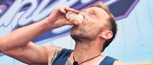 Für den Titel des „Dschungelkönigs“ schluckt Thomas Häßler wirklich alles.