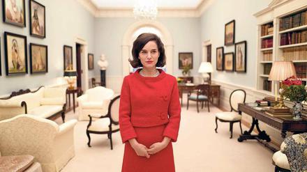 Selbstbestimmt. Jaqueline Kennedy (Natalie Portman) zeigte im Fernsehen das Allerheiligste der US-Politik – und wurde zur Leidensfigur für eine ganze Nation. 