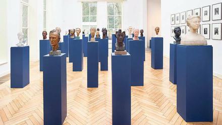 Physiognomie einer Gesellschaft. Blick in Kolbes Atelier mit vierzig Porträtbüsten des Künstlers.