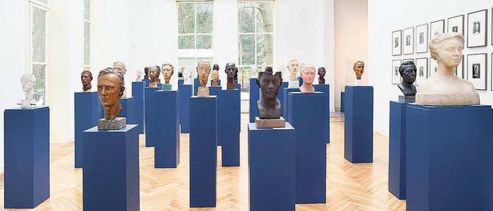 Physiognomie einer Gesellschaft. Blick in Kolbes Atelier mit vierzig Porträtbüsten des Künstlers.