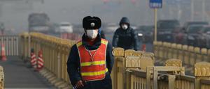 Smog in Peking. Vor allem die chinesischen Metropolen schaffen zunehmend umweltfreundliche E-Busse an.
