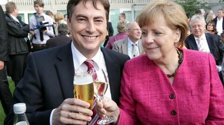 Na dann Prost! Das Foto zeigt David McAllister und Bundeskanzlerin Angela Merkel im Jahr 2012 - die Stimmung zwischen beiden CDU-Politikern ist seither anhaltend gut.
