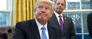 Ob er sich das gut überlegt hat? Donald Trump setzt seine Unterschrift unter das Dekret, mit dem die USA aus den TPP-Verhandlungen aussteigen.