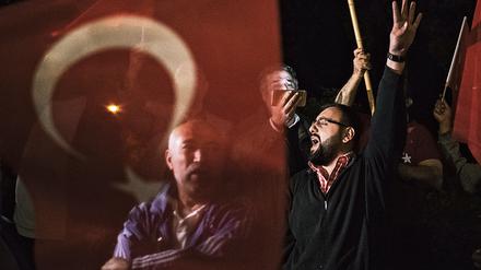 2. Preis: Dem freien Fotografen Jan Scheunert gelang dieses Bild Mitte Juli vor der türkischen Botschaft in Berlin.
