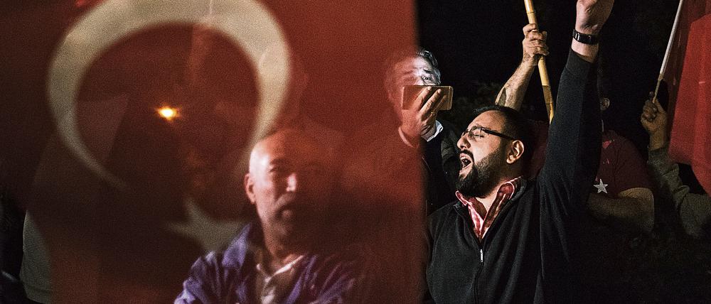 2. Preis: Dem freien Fotografen Jan Scheunert gelang dieses Bild Mitte Juli vor der türkischen Botschaft in Berlin.