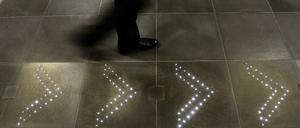 Eine spezielle Betonmischung macht es möglich, in die Bodenplatten Lichtwellenleiter zu integrieren, die leuchten den Weg weisen.