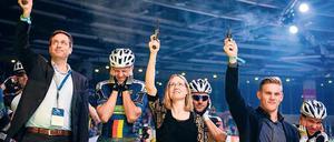 Jetzt geht’s los. Die deutsche Bogenschützin Lisa Unruh und der Ruderer Karl Schulze eröffneten das Sechstagerennen im Velodrom. Foto: dpa/Fischer