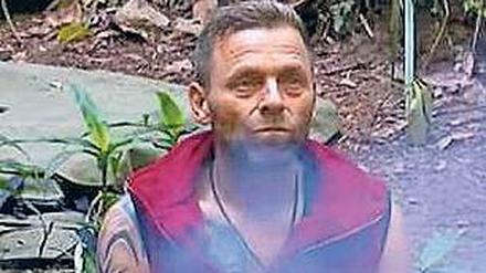 Vernebelt. Thomas Häßler als geduldiger Kandidat am Lagerfeuer im Dschungelcamp. 