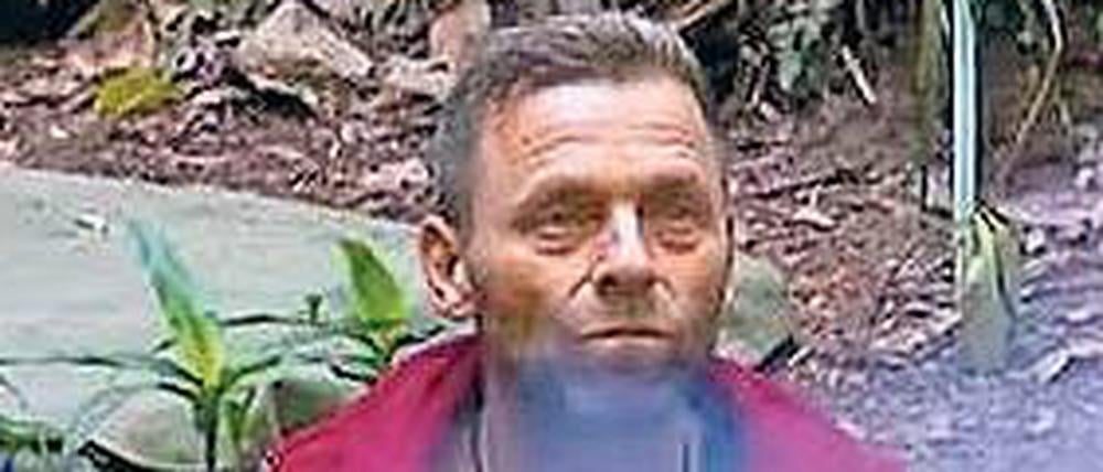 Vernebelt. Thomas Häßler als geduldiger Kandidat am Lagerfeuer im Dschungelcamp.